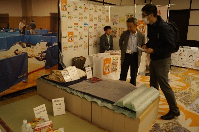 防災用品が展示された会場ブース