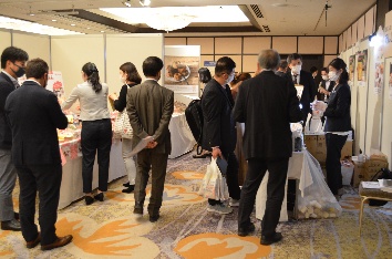 防災イベントの展示を見学する参加者
